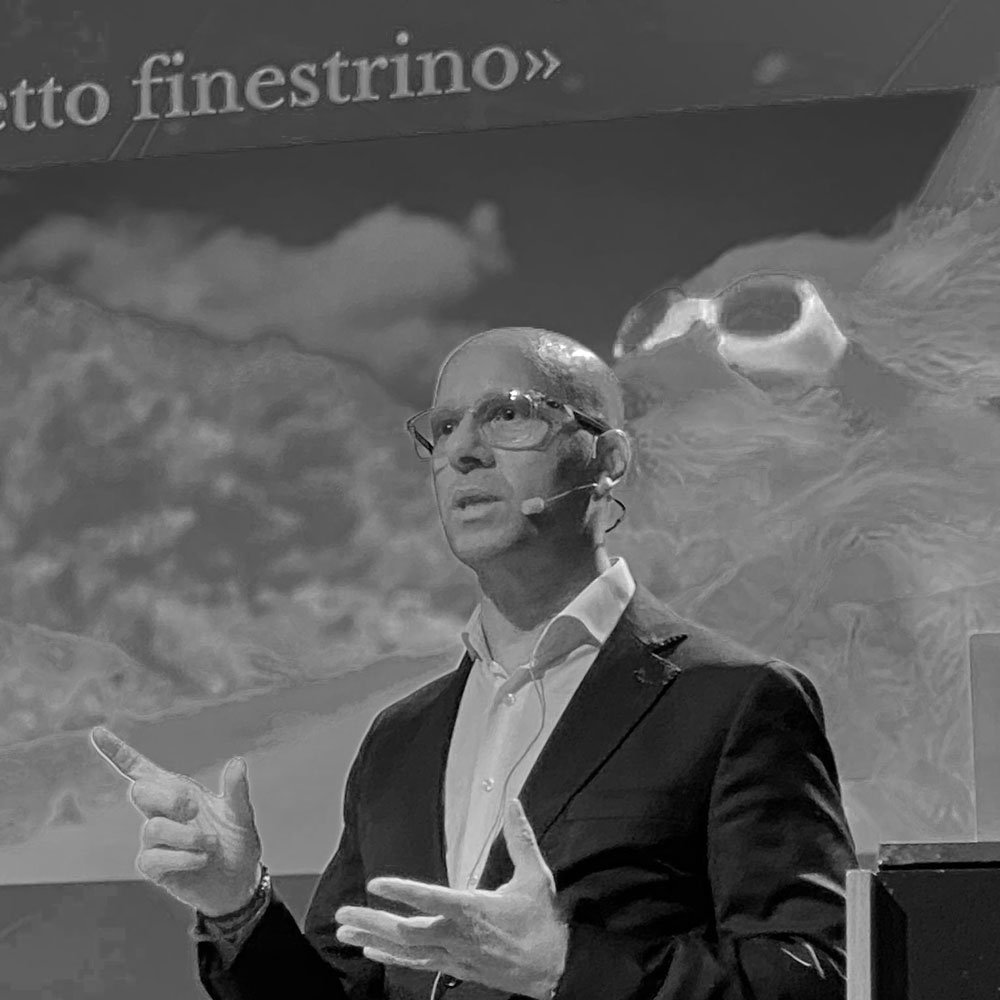 Maurizio Mattucci sul palco durante un intervento